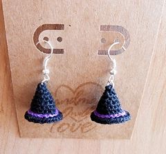 Crochet Witch Hat, Witch Hat Earrings, Crochet Witch, Crochet Jewlery, Crochet Jewelry Patterns, Crochet Earrings Pattern, Halloween Crochet Patterns, Kleidung Diy, Holiday Crochet