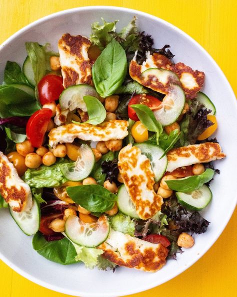 Halloumi and Chickpea Salad - Beat the budget Chickpea Salad Recipe, Fried Halloumi, Halloumi Salad, Chickpea Salad Recipes, Cheap Healthy, Easy Salad, Cheap Healthy Meals, Chickpea Salad, Healthy Lunch Recipes