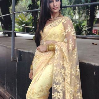 Hello yellow 🤩 Surbhi Jyoti Saree, Naagin 3, Bollywood Designer Sarees, Surbhi Jyoti, Simple Sarees, Indian Bridal Outfits, Saree Trends, Party Wear Indian Dresses, Stylish Sarees