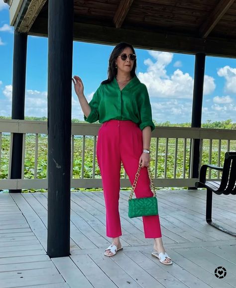 Una mirada a tu armario, color block outfit, green 💚 & Fuchsia 💕, white sandals, chain bag, summer style Green Pants Pink Shirt Outfit, Pink Blouse With Green Work, Green Blouse With Pink Work, Green And Hot Pink Outfit, Bright Green Purse Outfit, Color Blocking Outfits, White Sandals, Green Outfit, Pink Blouse