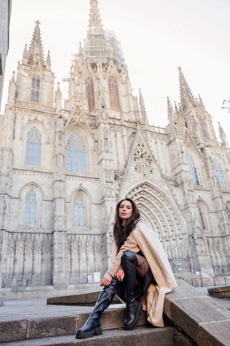 Photographer in Barcelona. Prices and locations. Cathedral Photoshoot, Barcelona Ideas, Gothic Quarter Barcelona, Barcelona Photography, Barcelona Street, Spain Photography, Gothic Quarter, Family Couple, Photo Family