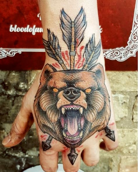 Wolf Tattoo Traditional, Traditional Bear Tattoo, Herren Hand Tattoos, Traditional Tattoo Drawings, Traditional Hand Tattoo, Old School Ink, Bear Tattoo Designs, Traditional Tattoo Sleeve, Bear Tattoos