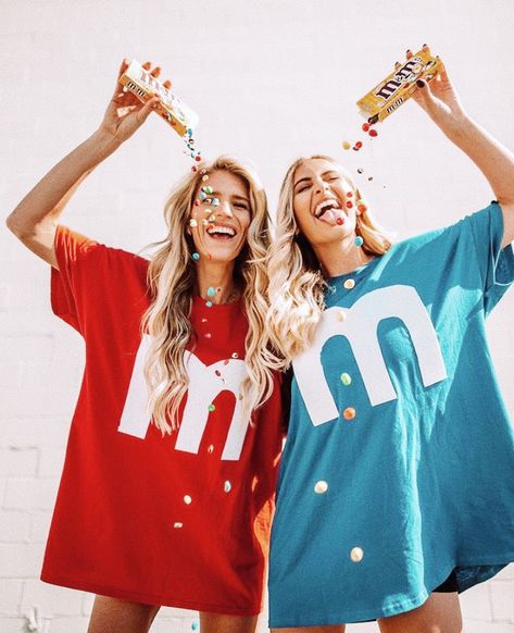 Mnm Halloween Costume, Halloween Costume Bff, M&m Halloween Costume, 2 People Halloween Costumes, M&m Costume, Candy Halloween Costumes, Easy Homemade Halloween Costumes, Cake Costume, I Want Candy