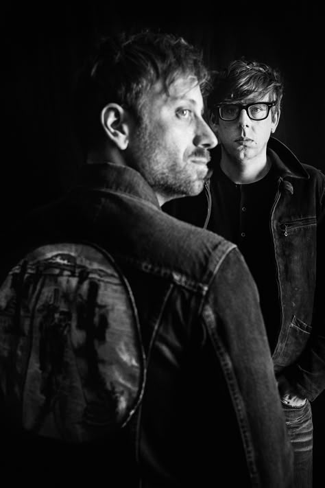 The Black Keys Rock Bands Photography, Band Poses, Rock Band Photos, Band Shoot, Dan Auerbach, Duo Photos, Music Photoshoot, Duo Band, Musician Portraits