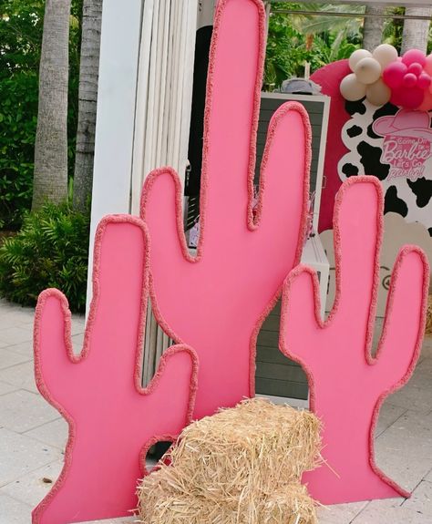 Barbie + Texas theme? Yes, please!! #barbiebirthday #cowgirlbirthday #birthdaydecor #girlsbirthdaytheme #birthdaytheme #cowgirlthemeparty #cowgirlparty #miamieventa #tidalcove #tidalcovemiami #tidalcovewaterpark Cowgirl Birthday Party Decorations, Cowgirl Birthday Party Ideas, Dolly Parton Birthday, Cowgirl Party Decorations, Birthday Games For Kids, Sorority Party, Rodeo Birthday Parties, Texas Theme, Barbie Theme Party