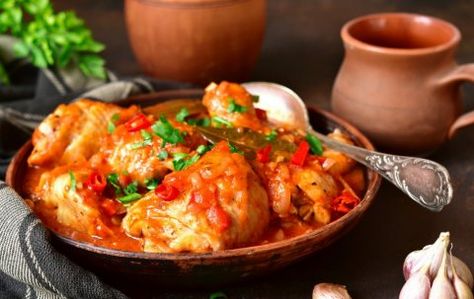 Las hojas de aguacate dan un sabor espectacular a las comidas, ¡no te pierdas esta deliciosa receta de salsa para pollo! Greek Entrees, Braised Chicken Recipes, Chicken Peas, Peas Recipes, Cannellini Beans Recipes, Turkey Stew, Greek Chicken Recipes, Diner Recept, Chicken Cacciatore