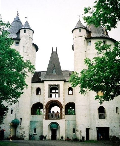 Learn about Castle Gwynn, a real castle in Middle Tennessee and also home to the Tennessee Renaissance Festival every weekend in May Love Story Music Video, Tennessee Adventures, Tennessee Living, Tennessee Road Trip, American Castles, Story Music, Real Castles, Tennessee Travel, Nashville Trip