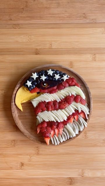 Deliveroo on Instagram: "Happy 4th of July! 🇺🇸 Nothing symbolises the American spirit and independence quite like the bald eagle! 🦅 To celebrate the occasion, we turned the eagle into something edible using 🍓🫐 🍉🥭 Download the @deliveroo app and get your groceries delivered to your door #ad #WeGetFood #4thJuly #IndependenceDay" 4 Th Of July Birthday, Eagle Snacks, July 4th Food, 4th July Food, 4th Of July Food, Trash Bash, Study Snacks, Food Boards, Patriotic Food