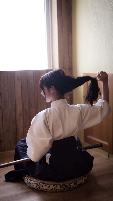 Martial Arts Girl Aesthetic, Art Girl Aesthetic, Female Samurai, Martial Arts Girl, Karate Girl, Martial Arts Women, Figure Reference, Body Reference Poses, Aesthetic Japan