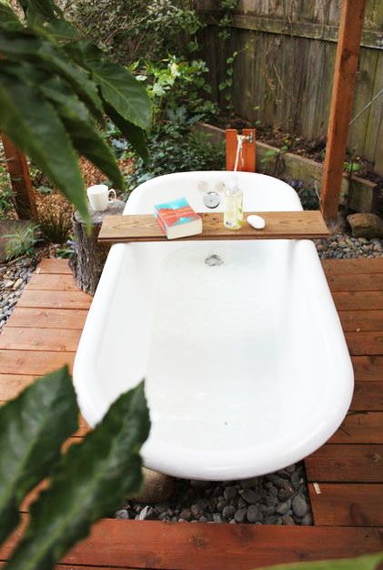 DIY ~ Fab Clawfoot Outdoor Hot Tub AmaZing!! Outdoor Bathroom Design Ideas, Outdoor Bathtub, Outdoor Bathroom Design, Outdoor Tub, Outdoor Baths, Tub Ideas, Outdoor Bath, Bathtub Design, Outdoor Bathrooms