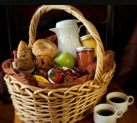 Breakfast Hamper, Best Picnic Food, Breakfast Gift Basket, Breakfast Picnic, Fitness Breakfast, Breakfast Basket, Breakfast Gift, Edible Bouquets, Picnic Inspiration