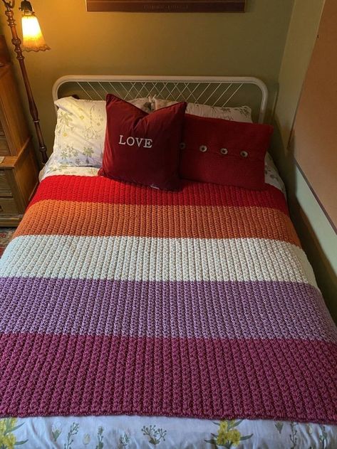 Pride Flag Crochet Blanket, Lesbian Flag Crochet Blanket, Lesbian Flag Decor, Pride Flag Aesthetic Room, Diy Lesbian Flag, Room With Lesbian Flag, Lesbian Diy Decor, Lesbian Crochet Blanket, Crafts With Acrylic Paint