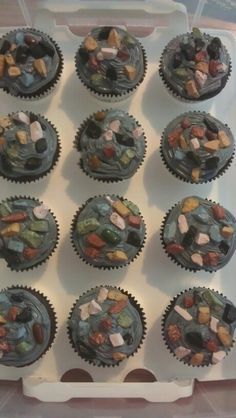 Bear's birthday treatise Rock Climbing Centerpiece, Rock Climbing Birthday Party Ideas, Rock Climbing Party Food, Rock Cupcakes, Rock Climbing Cake, Candy Rocks, Climbing Party, Rock Climbing Party, Cave Quest