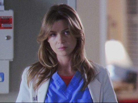 Meredith Gray Hair Season 1, Young Meredith Grey, Meredith Grey Hair, Meredith Gray, Meredith Grey's Anatomy, Anatomy Aesthetic, Grey Hair With Bangs, Hollywood Hair, Ellen Pompeo