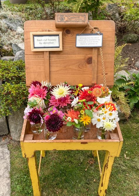 Urban Flower Farm, Farm Stand Flowers, Pallet Flower Stand, Pop Up Flower Stand, Selling Flowers From Home, Flower Farm Stand Ideas, Self Serve Flower Stand, Roadside Flower Stand Ideas, Diy Flower Stand Display