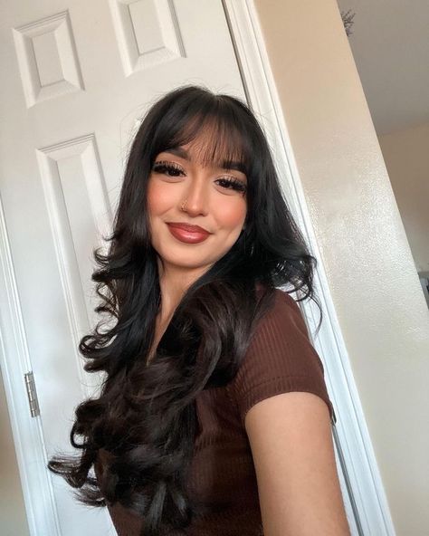 Long Black Layered Hair With Bangs, Bangs Haircut Long, Latina With Bangs, Bangs Style Ideas, Wispy Bangs Hairstyles, Versatile Bangs, Blonde Hair With Fringe, Bangs Style, Hairstyles Tiktok