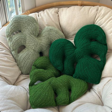 Crochet Things For Bedroom, Red And Green Crochet Ideas, Cute Green Room Decor, Crochet Couch Pillows, Crochet Pillow Aesthetic, Room Decor Crochet Ideas, Crochet With Green Yarn, Crochet Moss Blanket, Home Decor Crochet Ideas