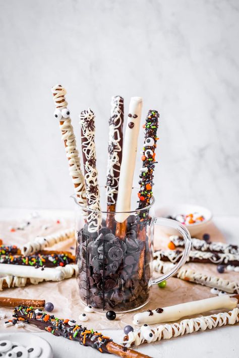 A fun and easy festive treat, these Halloween Chocolate Pretzel Rods are easy to make, take minimal ingredients and are fun for kids and adults alike. Easy Halloween Treats To Make, Halloween Pretzels Rods, Chocolate Pretzel Rods, Lunch And Dinner Ideas, Easy Halloween Treats, Halloween Pretzels, Halloween Treats To Make, Halloween Appetizers Easy, Spooky Halloween Treats