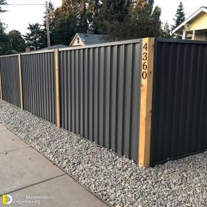 Metal Fence Ideas, Ruang Tamu Outdoor, Corrugated Metal Fence, Diy Backyard Fence, Metal Fence Panels, Home Engineering, House Fence Design, Privacy Fence Designs, Exterior Bloxburg