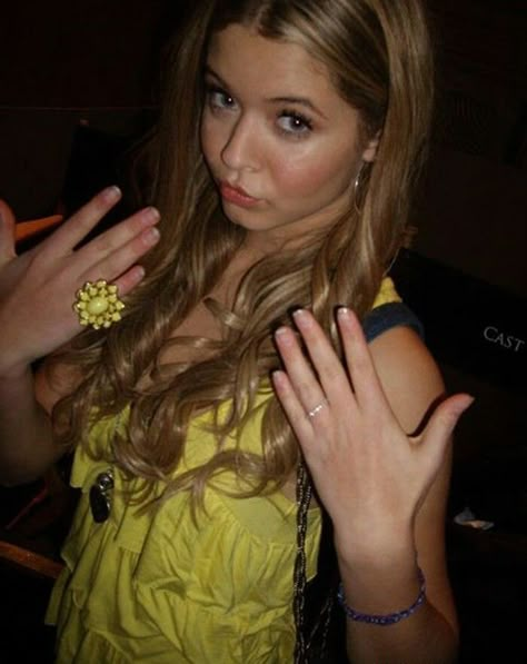 Alison Pretty Little Liars, Pll Outfits, Sasha Pieterse, Pll Fashion, Pretty Little Liars, Gossip Girl, A Girl, We Heart It, Lost