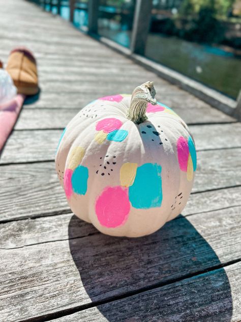 Easy Paint Pumpkin Ideas Simple, Pumpkin Painting Simple, Preppy Pumpkin Painting Ideas, Painting Pumpkins Ideas Diy Girly, Punkin Paintings Ideas, Cute Easy Pumpkin Painting Ideas, Preppy Pumpkin Painting, Pumpkin Painting Easy, Small Pumpkin Painting Ideas Easy