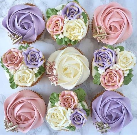 Cupcakes Flores, Deco Cupcake, Frosting Flowers, Purple Cupcakes, Cupcake Decorating Tips, Fancy Cupcakes, Cupcake Cake Designs, Floral Cupcakes, Creative Cake Decorating