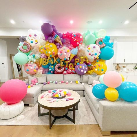 Donut Balloon Arch, Donut Balloon Garland, Detailed Sketches, Birthday Room Decorations, Bridal Shower Balloons, Wow Wow Wow, Balloon Installation, Candyland Birthday, Round Balloons