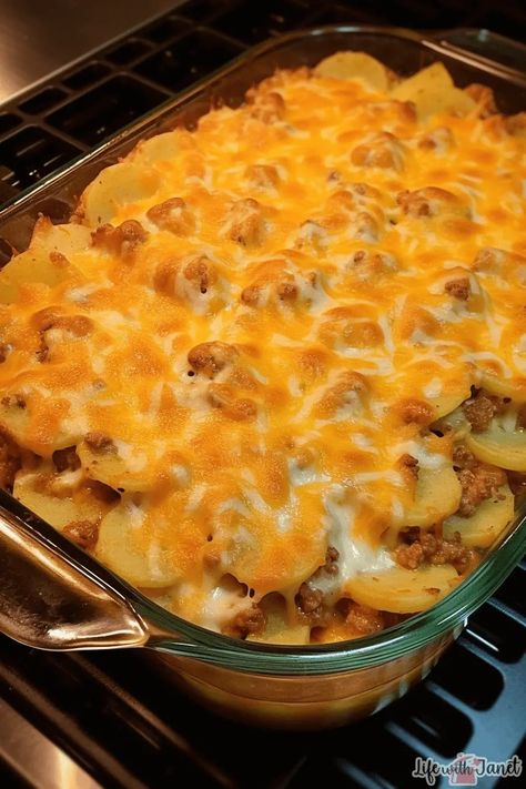 Meat And Potato Casserole, Beef And Potato Casserole, Hamburger Potato Casserole, Hamburger And Potatoes, Ground Beef And Potatoes, Baked Potato Casserole, Hamburger Casserole, Potatoe Casserole Recipes, Beef And Potatoes