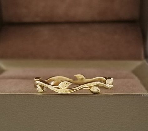 Womens wedding band wedding ring solid 14k gold eternity band eternity ring leaf vine ring Inspired from nature to resemble the flowing curves of vines with delicate leaves and a hint of bead detail. This is a full eternity band that can be worn by itself or give it a more bolder look by stacking 2 or 3 together and mix matching the rose, white, and yellow gold colors. A versatile design that can be worn as a wedding band or a nice gift for yourself. This is also the perfect gift for that specia Botanical Wedding Ring, Petite Rings, Nature Inspired Wedding Bands, Nature Wedding Band, Vine Wedding Ring, Leaf Wedding Rings, Leaf Wedding Band, Floral Wedding Bands, Gold Eternity Band