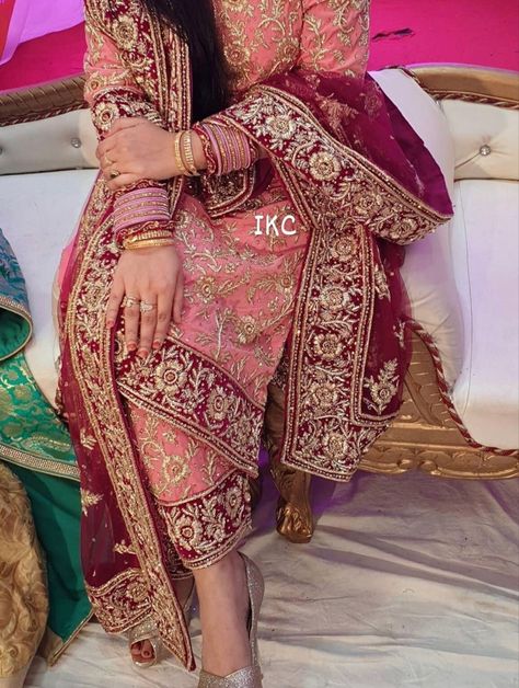 Khada Dupatta Colour Combinations, Khada Dupatta Hairstyles, Khada Dupatta Designs Pakistani, Pakistani Garara, Simple Mehndi Dresses, Bride Fashion Illustration, Red Bridal Dress, Asian Bridal Dresses, Latest Bridal Dresses