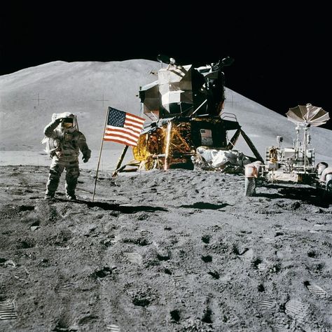 Yes, The Apollo Moon Landings Really Did Happen Nasa Moon, American Flag Art, Lunar Landing, Famous Pictures, Moon Walk, Buzz Aldrin, Apollo Missions, Moon Missions, Neil Armstrong