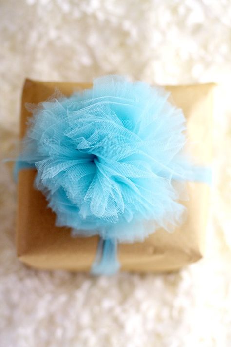 Learn how to make a beautiful and totally easy DIY Tulle Gift Bow with this easy Diy crafts tutorial to add a pretty finishing touch to all of your gifts. Perfect for Christmas gifts, birthday gifts, baby shower gifts, wedding shower gifts, and MORE! This is so pretty! Can't wait to try it! Gift Bow Tutorial, Diy Gift Bow, Baby Gift Wrapping, Diy Tulle, Diy Gifts To Make, Gift Bow, Tulle Bows, Bow Tutorial, Wedding Shower Gifts