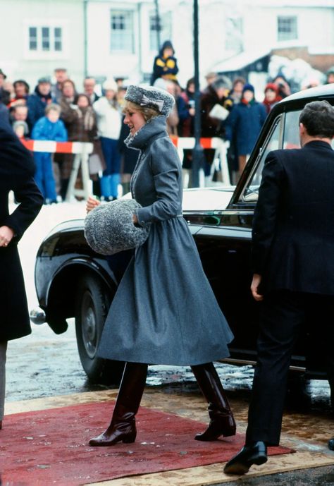 Russian Coat, Bellville Sassoon, Hand Muffs, Winter Fashion Looks, Princesse Kate Middleton, Princess Diana Fashion, Princes Diana, Diana Fashion, Charles And Diana