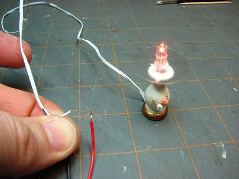 how to make dollhouse miniature battery operated lights Dollhouse Lighting, Miniatures Diy, Dollhouse Tutorials, Dollhouse Miniature Tutorials, Room Boxes, Dollhouse Projects, Dollhouse Miniatures Diy, Miniature Projects, House Accessories