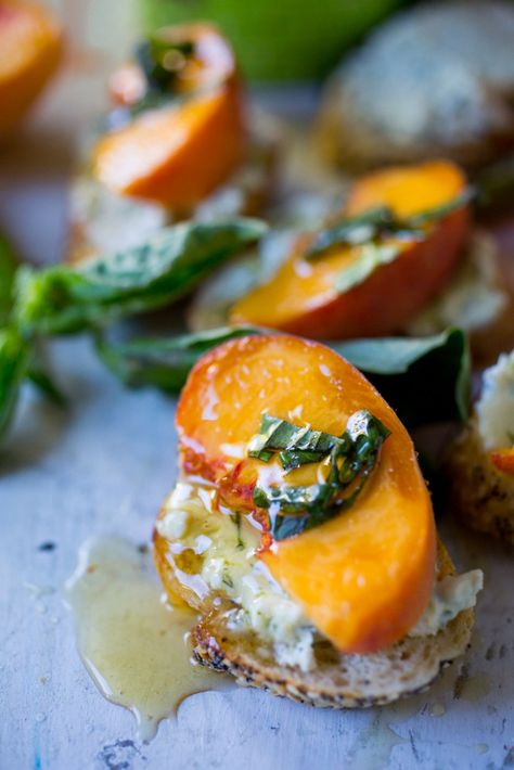 Peach Brushetta with goat cheese, basil and infused honey...a simple delicious appetizer you can make in minutes!| www.feastingathome.com Bruschetta With Goat Cheese, Peach Bruschetta, Brewery Food, Bruschetta Recept, Easy Delicious Appetizers, Infused Honey, Decorações Com Comidas, Appetizer Ideas, Smitten Kitchen