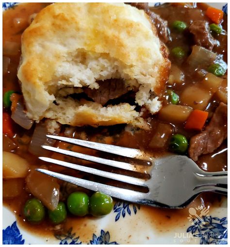 Delicious comfort food recipe for Beef Pot Pie Beef Pot Pie Recipe, Biscuit Pot Pie, Pot Pie Recipe Easy, Beef Pot Pie, Southern Buttermilk Biscuits, Frozen Biscuits, Comfort Meals, Beef Pot Pies, Pillsbury Biscuits