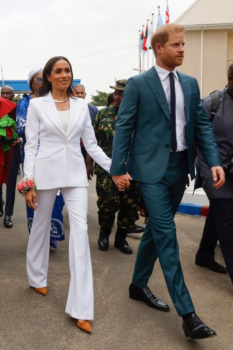 The Duke and Duchess of Sussex Visit Nigeria - Day 1 Meghan Markle Outfits, Principe William, Markle Prince Harry, Meghan Markle Style, Celebrity Culture, Royal Family News, Royal Engagement, Royal Weddings, Family Fashion