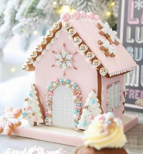 Gorgeous floodwork here! White Gingerbread House, Pink Gingerbread House, White Gingerbread, Coloured Houses, Sweet Gingerbread, Peggy Porschen Cakes, Luxury Candy, Pink Gingerbread, Gingerbread House Parties