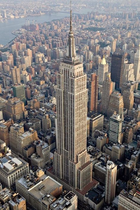 Photographie New York, Educational Architecture, One World Trade Center, New York Museums, Art Deco Buildings, Chrysler Building, Florida Living, Fast Facts, Iconic Buildings