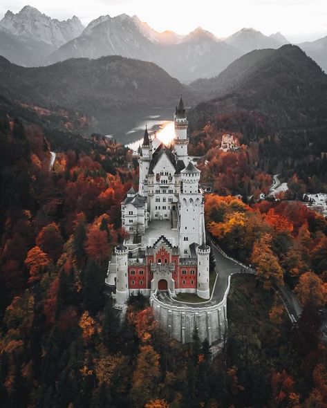 Autumn Court Aesthetic, Autumn Court Acotar, Court Aesthetic, Autumn Court, Acotar Series, Beauty Places, Dark Autumn, Beautiful Castles, Sarah J Maas