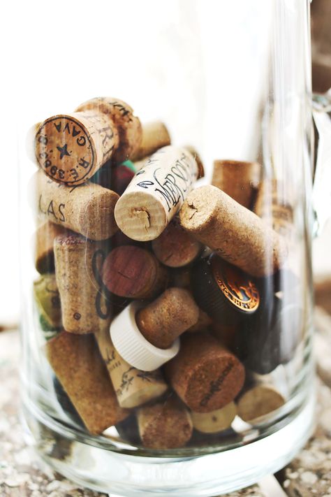 Little Traditions- Save wine and champagne corks and write what you were celebrating or doing on each cork! Diy Wine Cork Crafts, Wine Cork Diy Crafts, Diy Joy, Cork Crafts Diy, Cork Projects, Champagne Corks, Wine Cork Crafts, Wine Corks, Cork Crafts