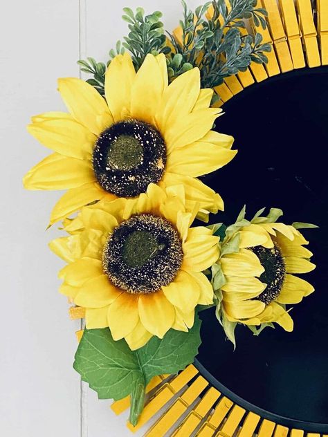 Sunflower Clothespin Wreath, Sunflower Clothes, Sunflower Wreath Diy, Yellow Spray Paint, Clothespin Wreath, Easy Wreath, Making Wreaths, Bee Stuff, Sunflower Crafts