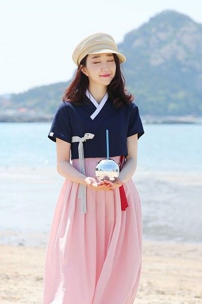 Leesle Hanbok, Korean Hanbok Modern, Hanbok Fashion, Hanbok Top, Modern Hanbok Dress, Hanbok Dress, Clothing Reference, Korean Traditional Dress, Modern Hanbok