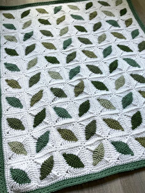 Granny Square Leaf Pattern, Monstera Leaf Granny Square, Crochet Leaves Granny Square, Monstera Crochet Granny Square, Green Crochet Blanket Granny Squares, Loom Crochet, Learning Techniques, Crochet Leaves, Diy Art Projects