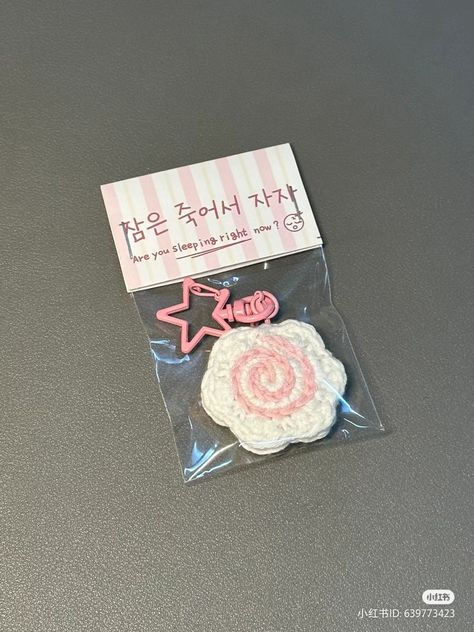 Crochet Packaging Ideas, 헬로키티 배경화면, Crochet Fairy, Handmade Packaging, Pola Amigurumi, Crochet Business, Kawaii Crochet, Crochet Design Pattern, Crochet Fashion Patterns