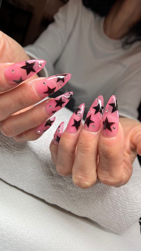 Pink Black Star Nails, Star Nails Pink And Black, Grunge Pink Nails, Pink Nails With Black Stars, Black And Pink Star Nails, Hot Pink Star Nails, Pink And Black Star Nails, Pink Grunge Nails, Pink Nails With Stars