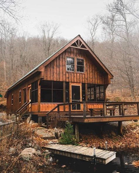 Cabin with a screened-in porch on a pond Cabin Living, Log Cabin Homes, Tiny House Cabin, Small Cabin, Cabins And Cottages, Cabin Plans, Cabin Life, Screened In Porch, Wooden House