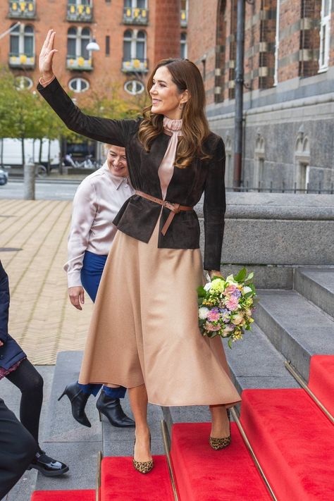 Royal Family Fashion, Kroonprinses Mary, Mary Dress, Mary Of Denmark, Royal Portraits, Dress Gallery, Danish Royal Family, Princess Charlene, Designer Jumpsuits