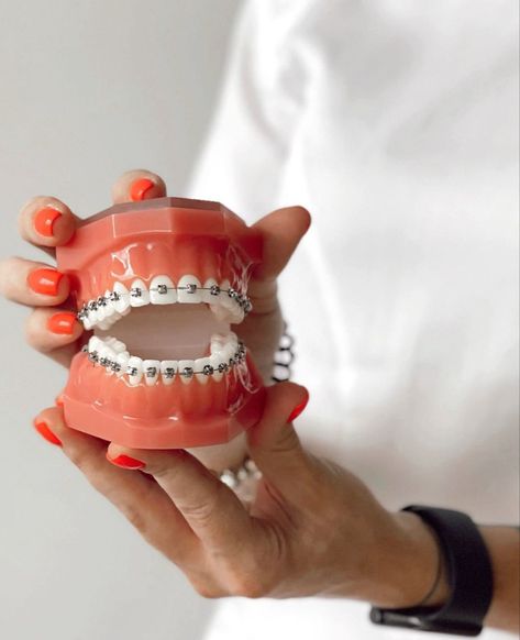 Orthodontics Aesthetic, Brackets Aesthetic, Orthodontics Teeth, Dental Pictures, Dental Branding, Dental Wallpaper, Matcha Green Tea Recipes, Dental Photos, Dental Posters