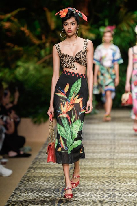 Moschino Spring 2020, Runway Fashion Vintage, Runway Fashion 2020, Dolce And Gabbana Fashion, Runway Fashion Couture, Tropical Fashion, Couture Mode, Fashion Runway, 2020 Fashion